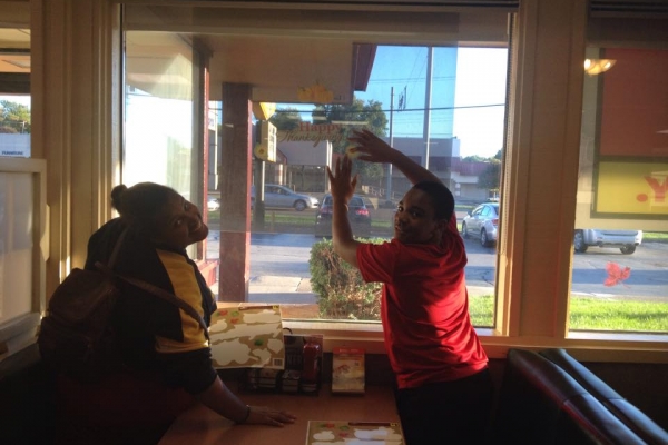 fta-cce-students-decorating-dennys-for-thanksgiving-2015aB05D4A9E-7126-025A-71C6-F2766B637B68.jpg